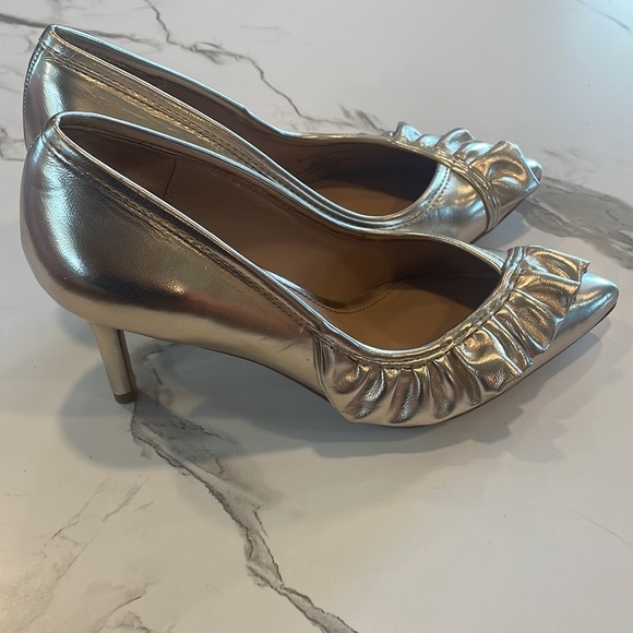 BCBG Gold, Ruffle Heels, pumps,Size 7, 3 inch heel,slip on, pointy toe - Picture 5 of 14